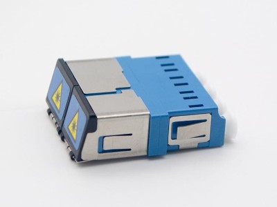 LC UPC 四聯(lián)帶蓋光纖適配器，耦合器